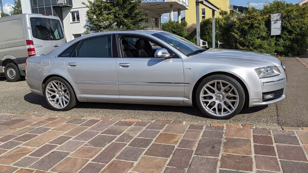 Audi S8 V10
