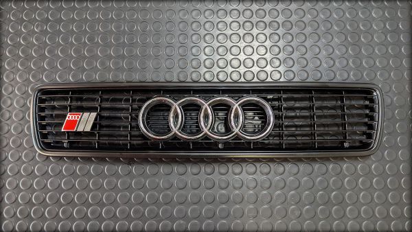 S2 Kühlergrill schwarz mit Emblem neuwertig