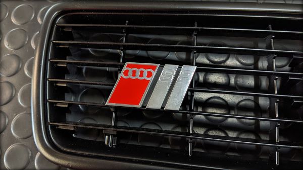 S2 Kühlergrill schwarz mit Emblem neuwertig