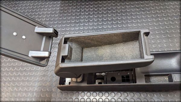 S4 Biturbo Mittelarmlehne mit Defekt am Deckel
