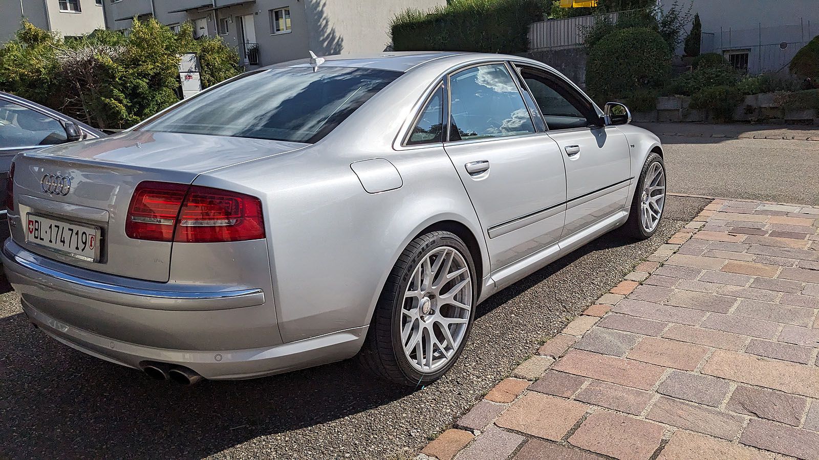 Audi S8 V10