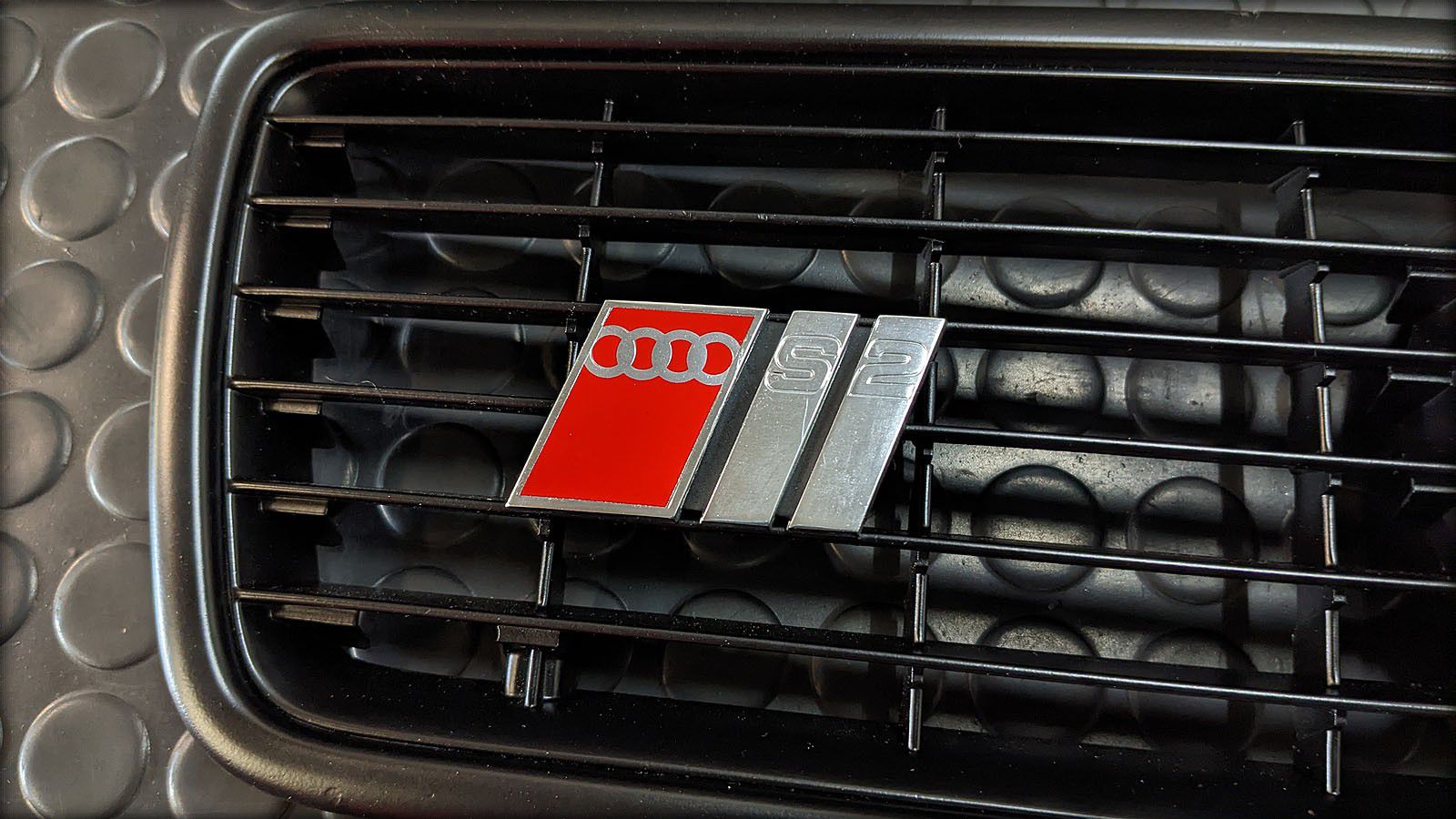 S2 Kühlergrill schwarz mit Emblem neuwertig
