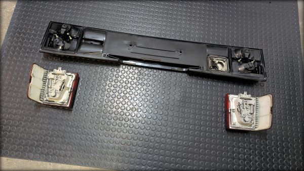 V8 Heckleuchtenband