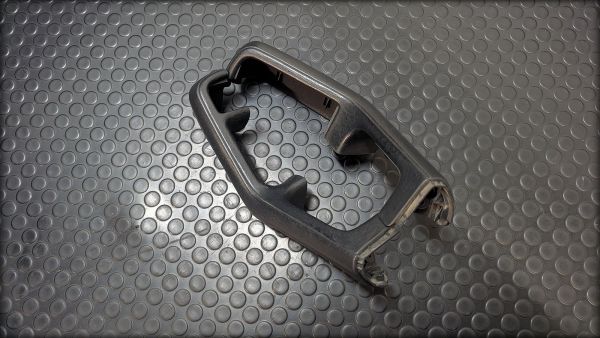 RS2 Mittelkonsole mit Ablagefach und Mittelarmlehne