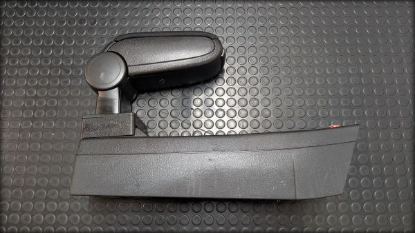RS2 Mittelkonsole mit Ablagefach und Mittelarmlehne