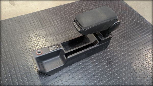 RS2 Mittelkonsole mit Ablagefach und Mittelarmlehne