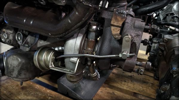 S4 Biturbo Motor mit Anbauteilen, Laderschaden