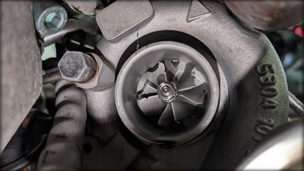 S4 Biturbo Motor mit Anbauteilen, Laderschaden