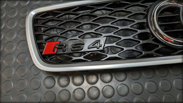 RS4 Biturbo Kühlergrill mit Emblem RS4 B7