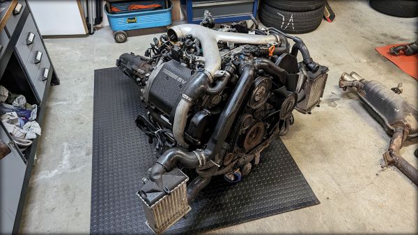 S4 Biturbo Motor mit Anbauteilen mit Getriebe als Technikpaket