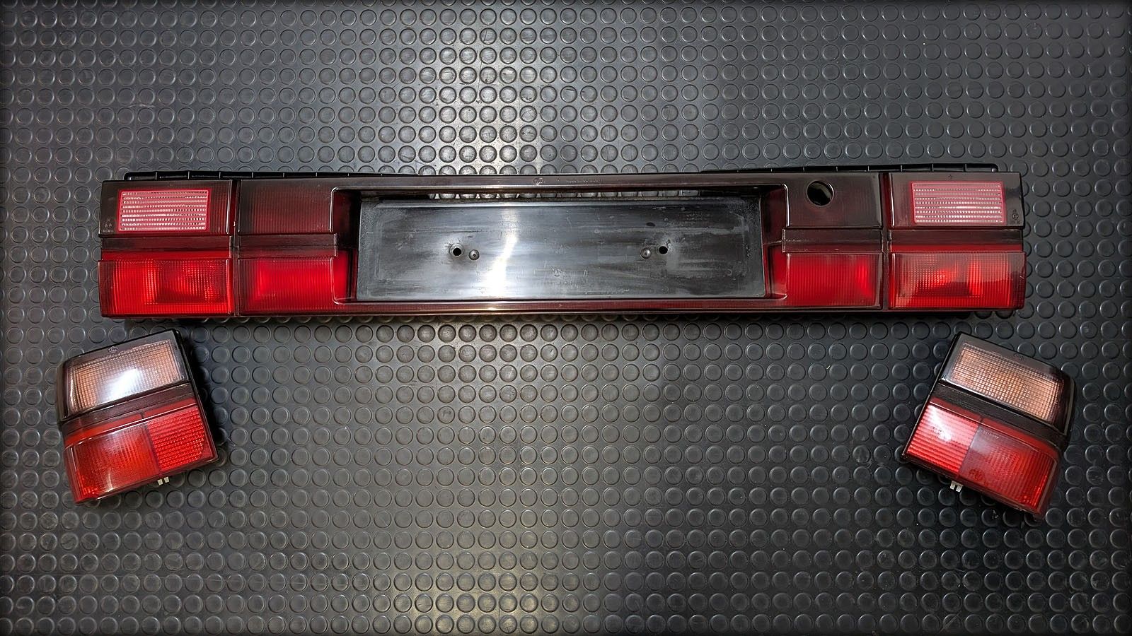 V8 Heckleuchtenband