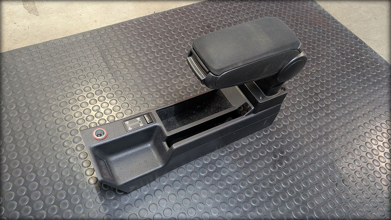 RS2 Mittelkonsole mit Ablagefach und Mittelarmlehne
