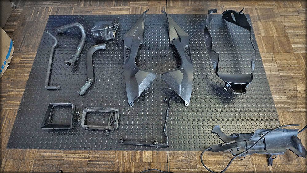 S 1000 RR Verkleidungsteile und Wasserschläuche diverse