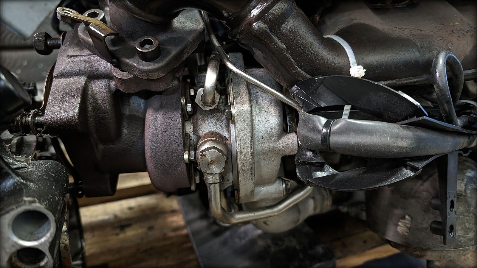 S4 Biturbo Motor mit Anbauteilen, Laderschaden