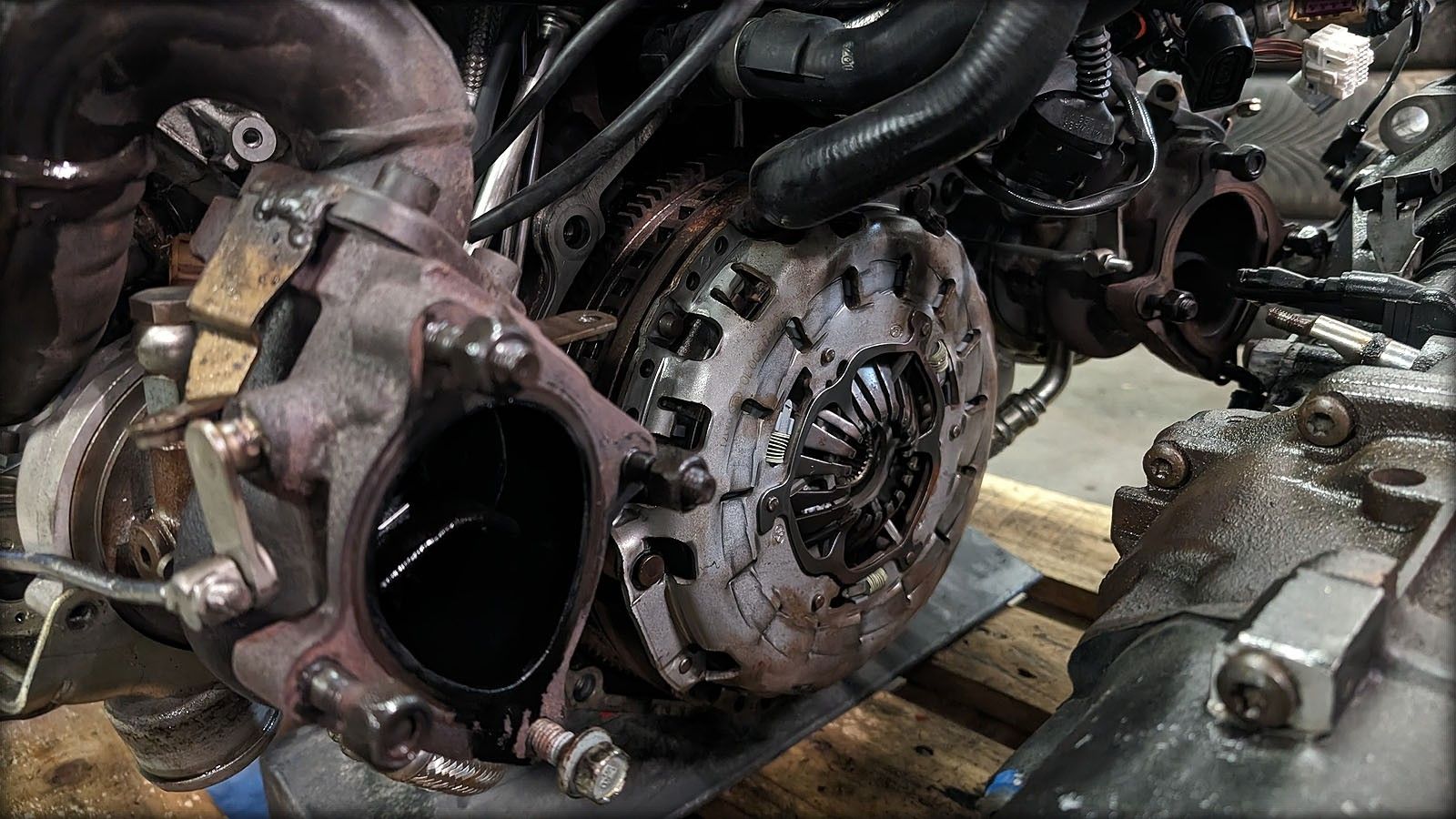 S4 Biturbo Motor mit Anbauteilen, Laderschaden