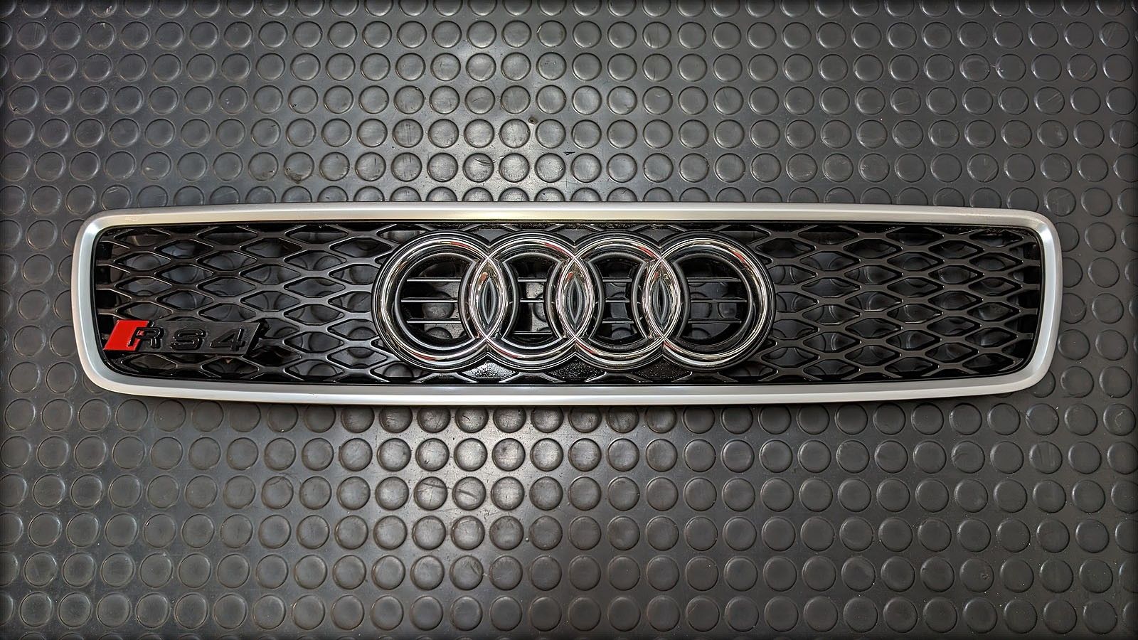 RS4 Biturbo Kühlergrill mit Emblem RS4 B7