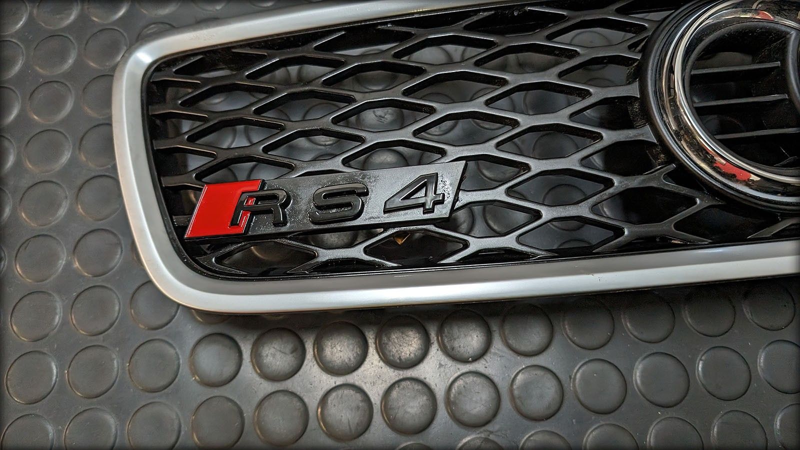 RS4 Biturbo Kühlergrill mit Emblem RS4 B7