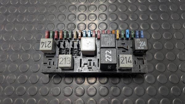 80 B4 Relaiseinsatz mit Relais und Sicherungen