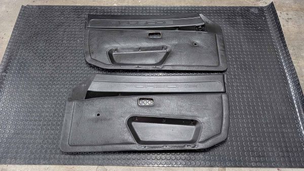 Porsche 924 Türverkleidungen mit Porsche Schriftzug