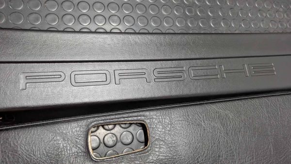 Preview: Porsche 924 Türverkleidungen mit Porsche Schriftzug