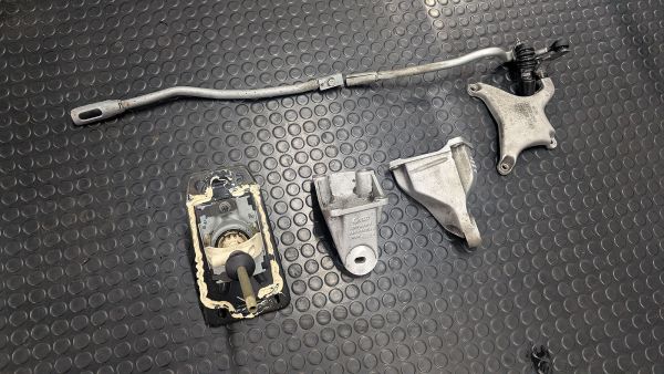 RS2 Schaltgestänge Getriebehalter