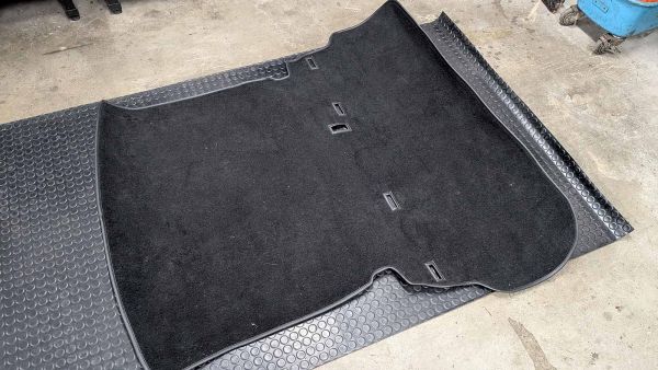 Preview: RS3 8P Clubsport Rear Seat Delete – Carbonstrebe mit Netz & Teppich