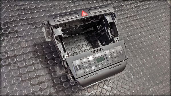 Preview: RS4 Biturbo Konsole Schacht DIN 2 mit Klimabediengerät etc.