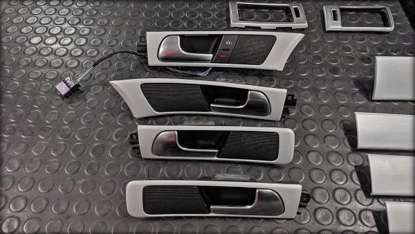 Preview: RS6 V8 Biturbo Dekorleisten weiss gebürstet und Teile Carbonlook