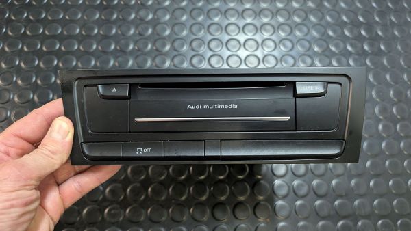 S4 B8 Multimedia Player Rechner 8T1 035 652 F