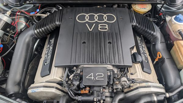 S6 C4 V8 Motor mit Anbauteilen