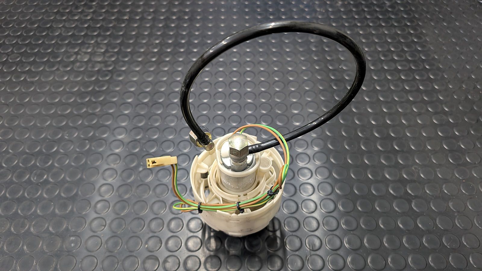 80 B4 2.3l Benzinpumpe mit Korb