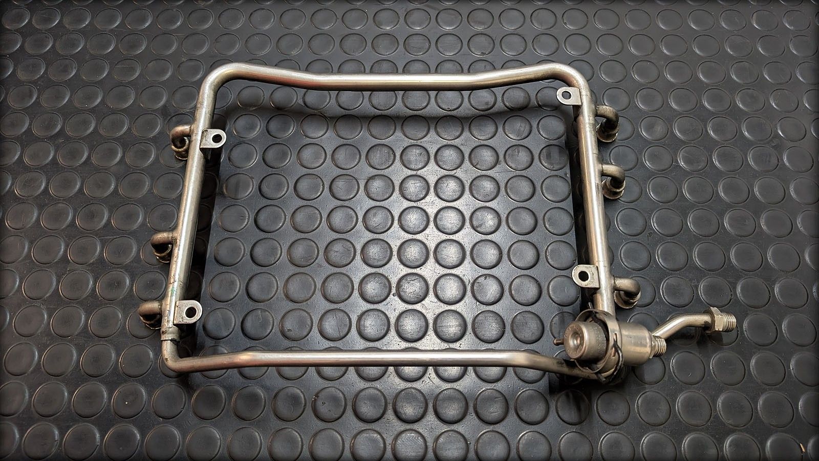 80 V6 2.6l Benzinleiste Benzindruckregler