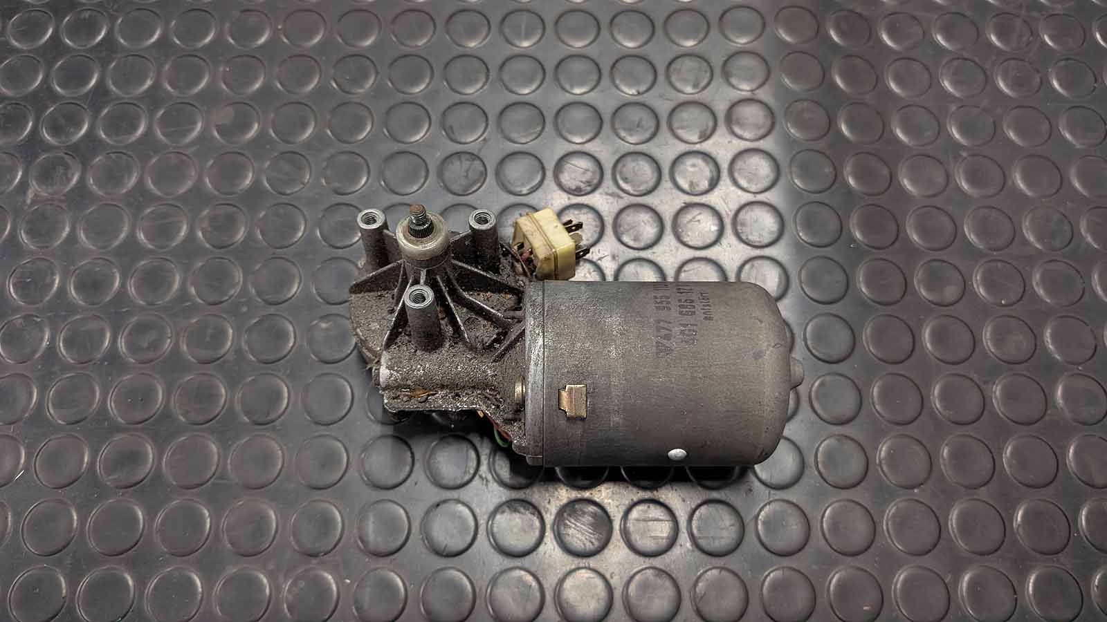Porsche 924 Scheibenwischermotor vorne 477 955 113B