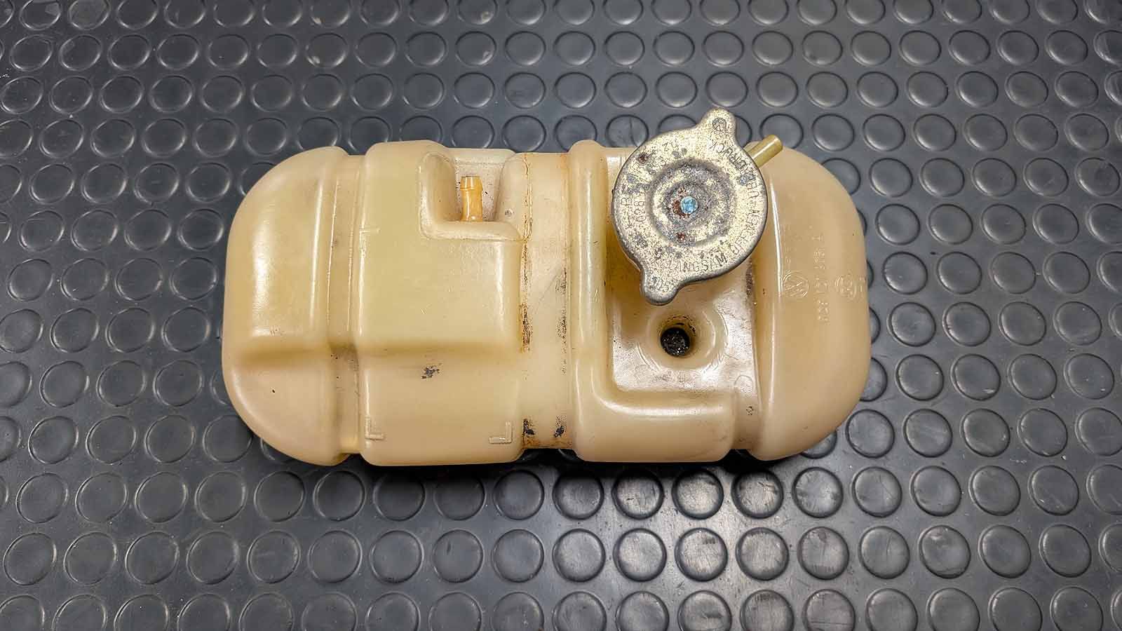 Porsche 924 Expansionsgefäss Kühlwasser 028 121 405 A