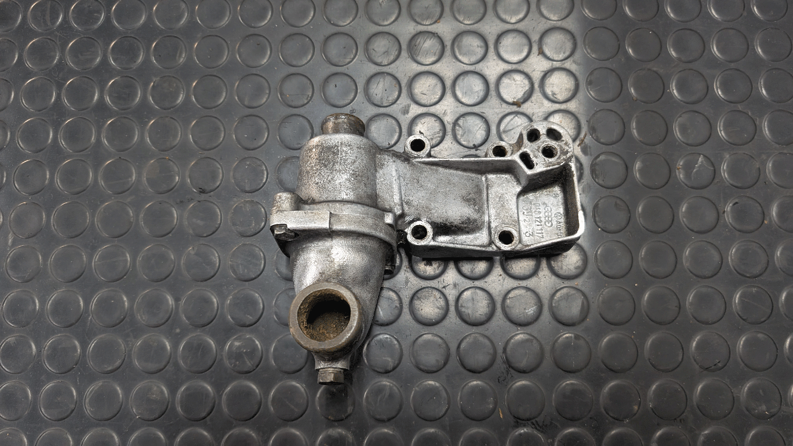 Porsche 924 Turbo Thermostadgehäuse 048 121 117