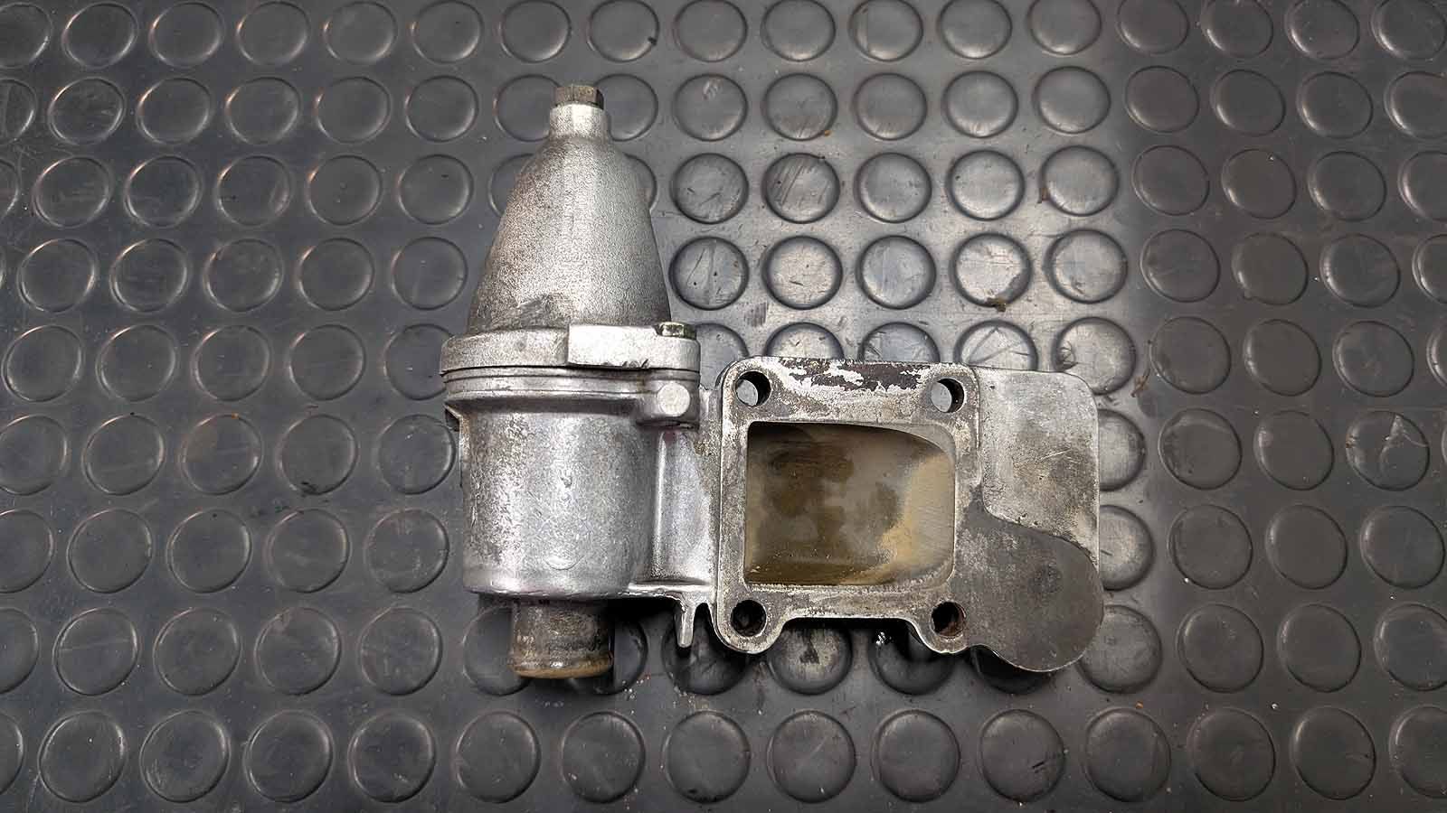 Porsche 924 Turbo Thermostadgehäuse 048 121 117