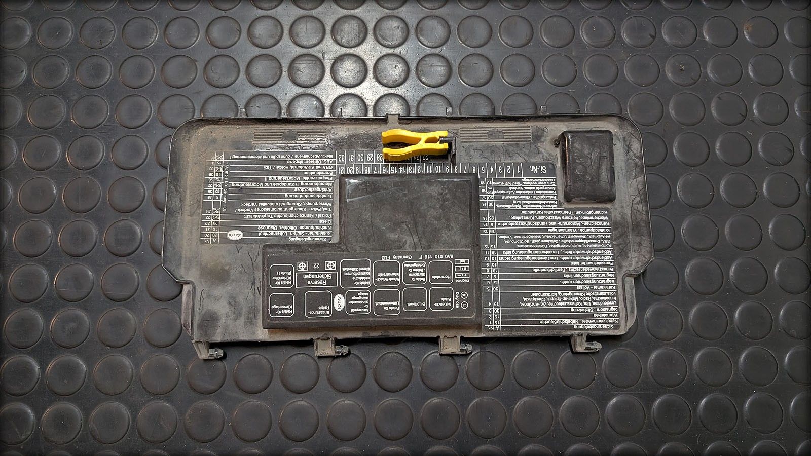 Cabrio Typ89 80 B4 S2 Deckel Sicherungskasten