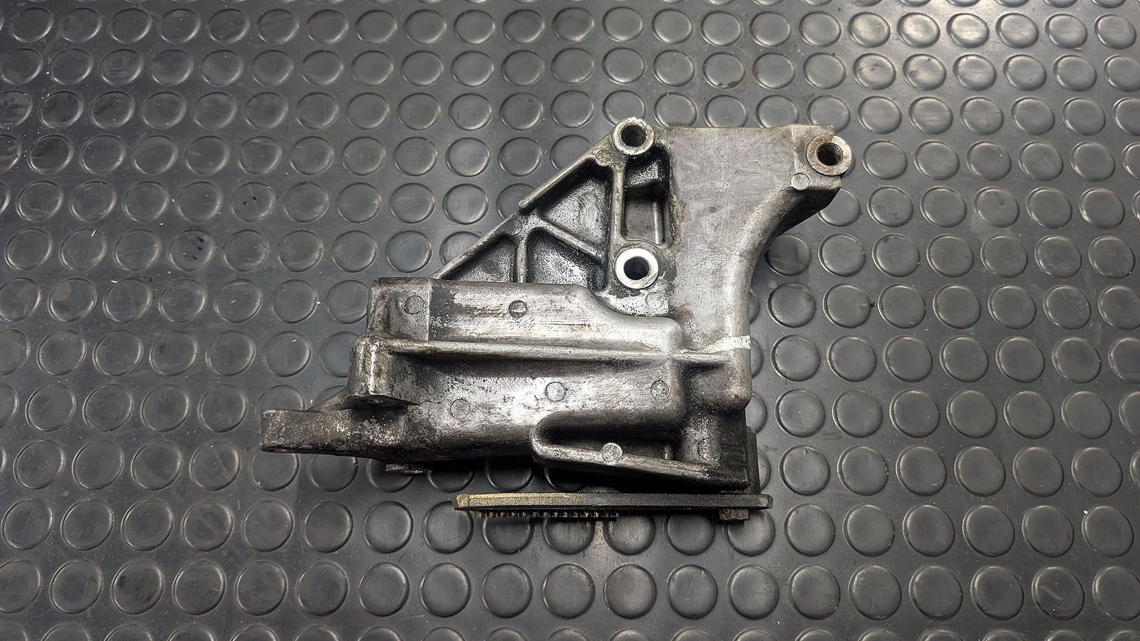 RS2 Halter Lichtmaschine 034 903 143 J