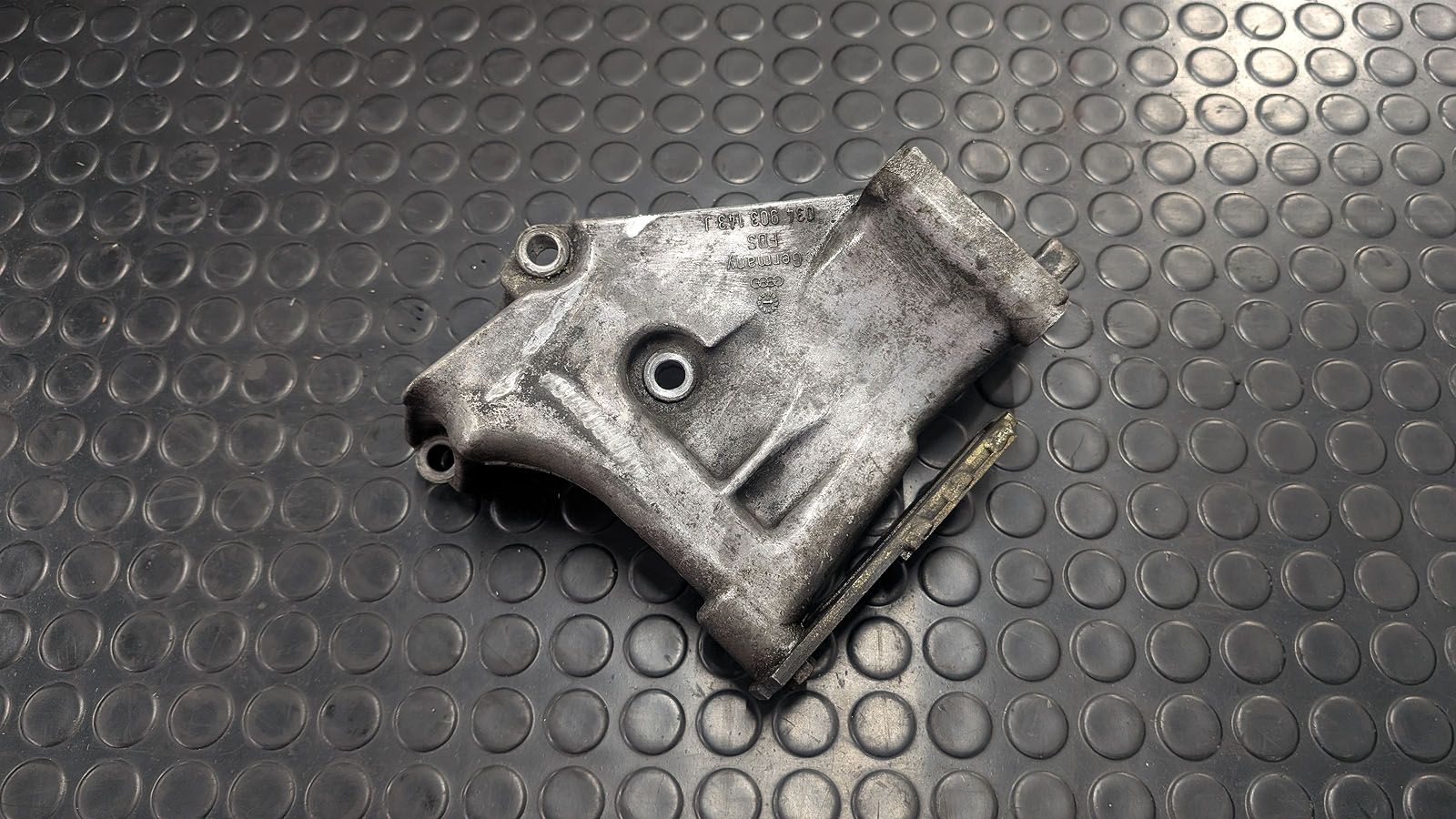 RS2 Halter Lichtmaschine 034 903 143 J