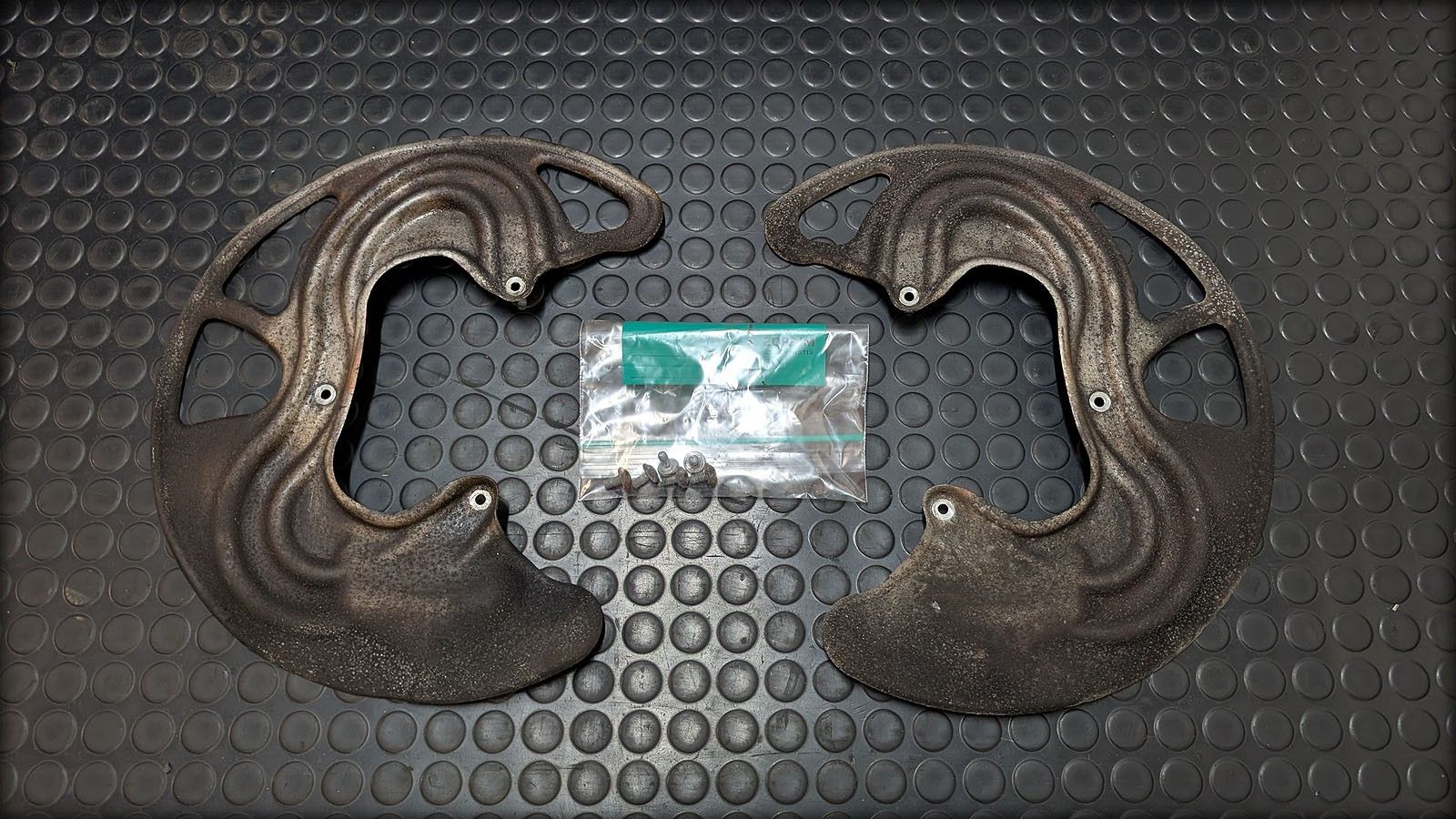 RS3 8P Spritzbleche Bremse Vorderachse