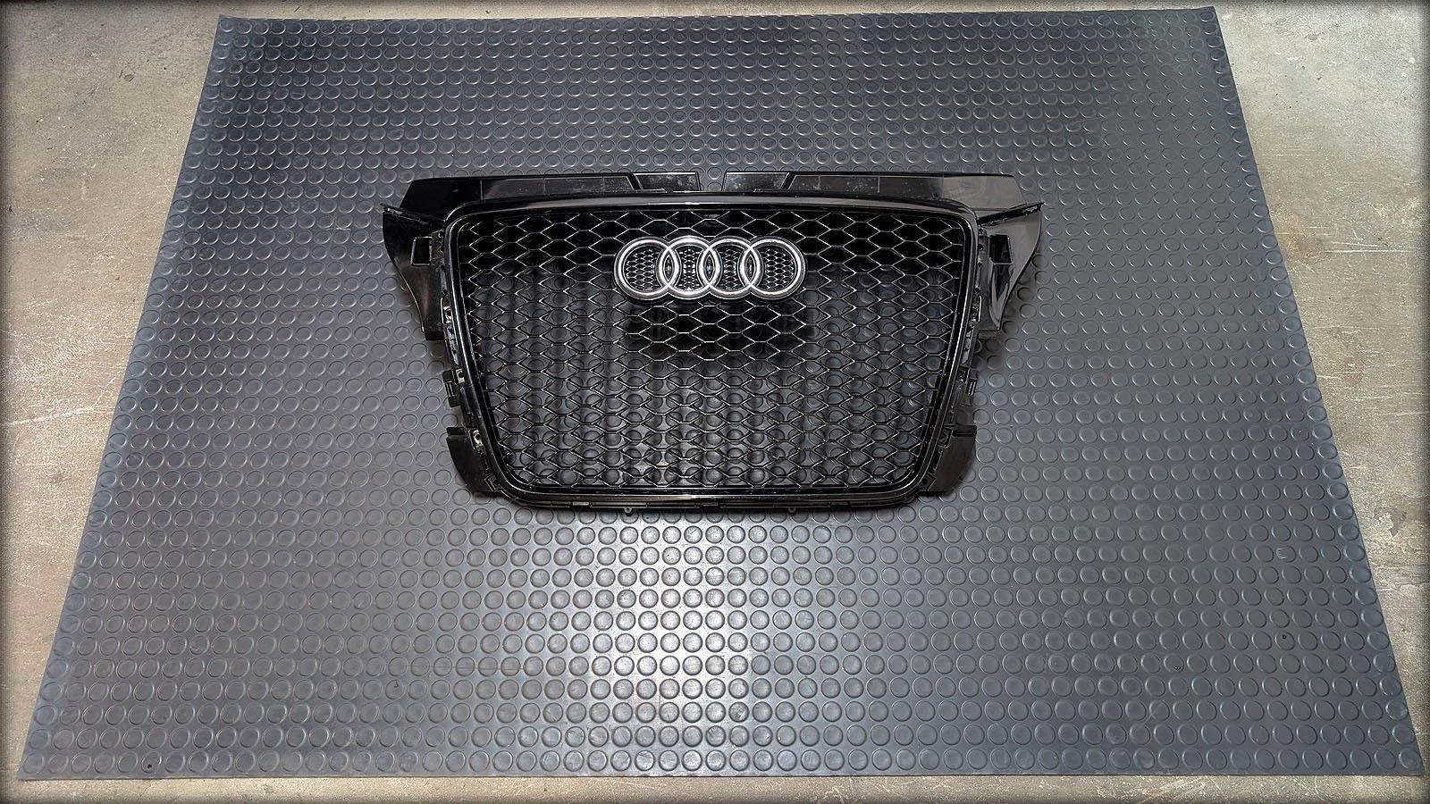 RS3 8P Frontgrill Kühlergrill
