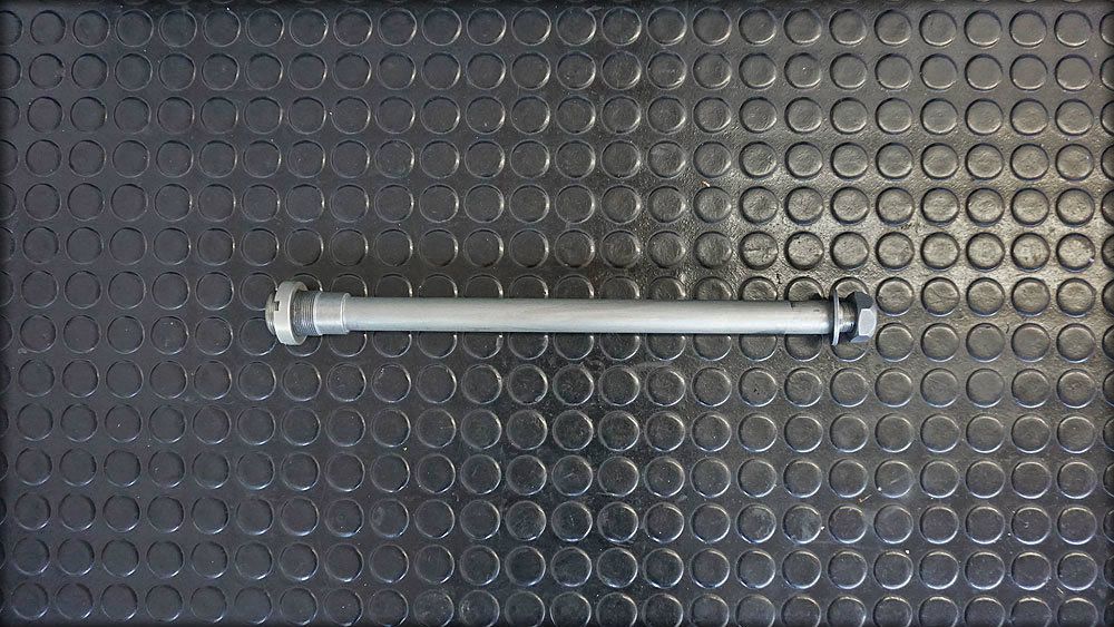 S 1000 RR Achse für Schwinge