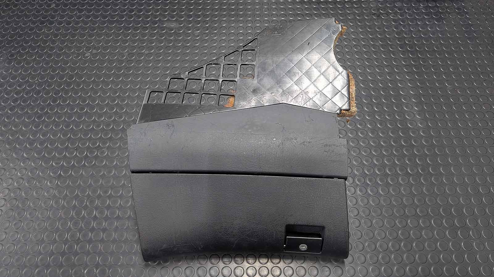 RS2 S2 Handschuhfach Modell 1995 Doppelairbag