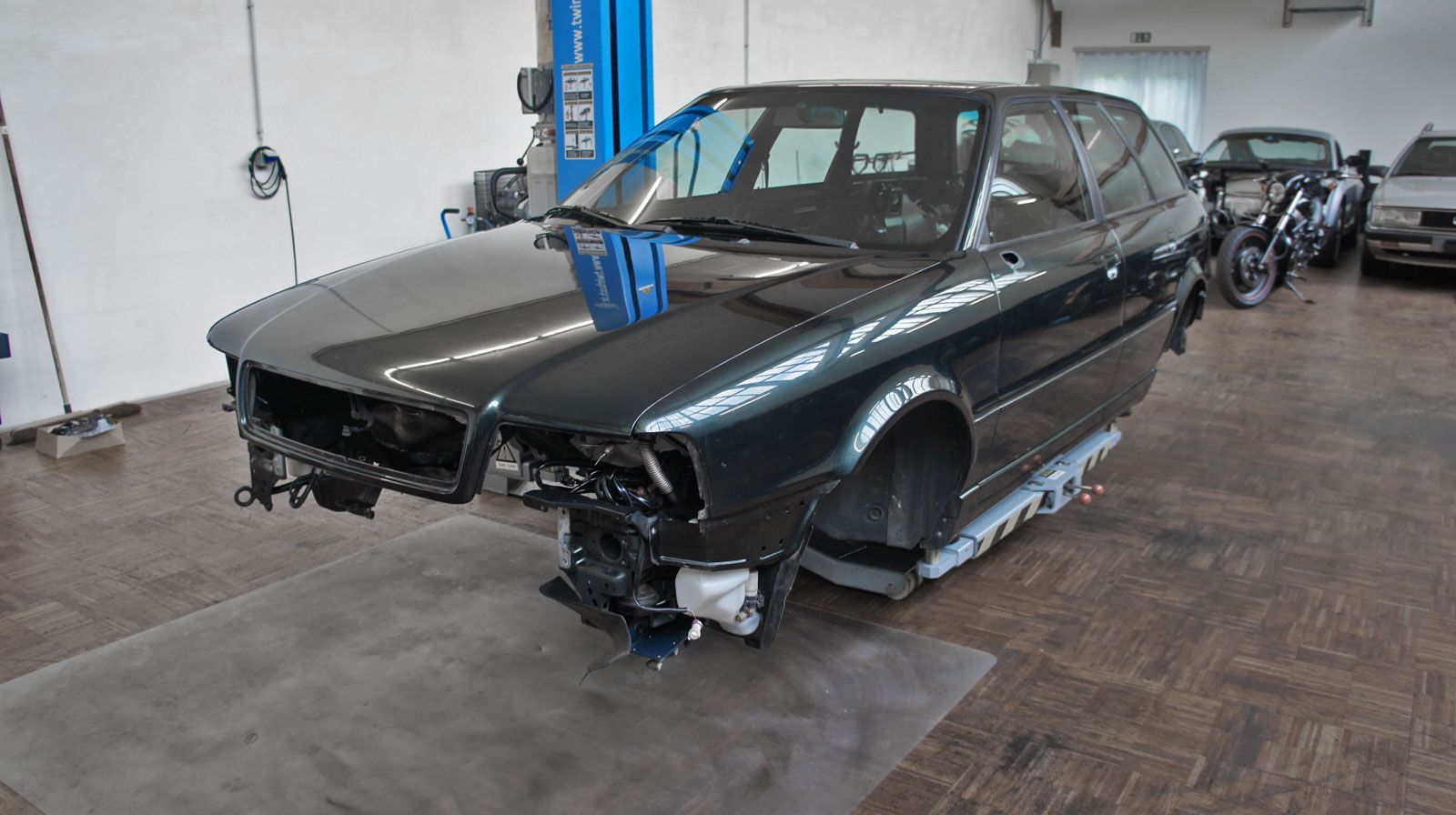 S2 Avant Karosse mit Blechteilen