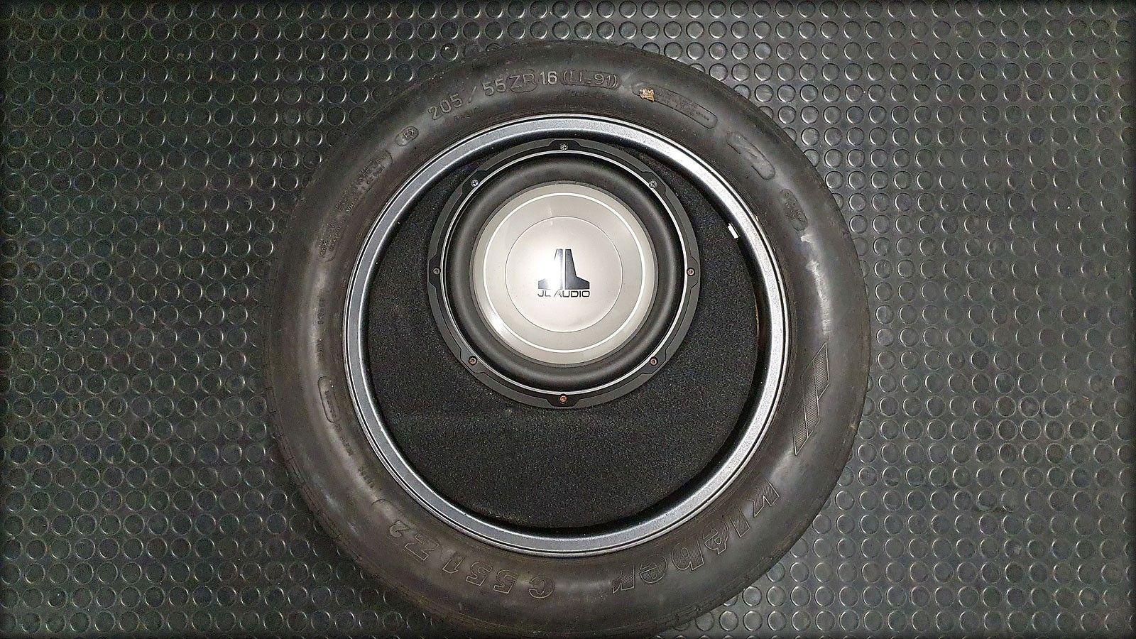Audi S2 Ersatzrad mit Bass
