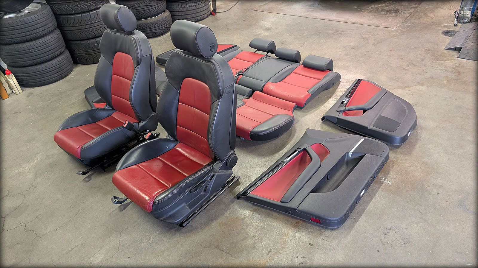 S3 8P Lederausstattung Sitze rot/schwarz